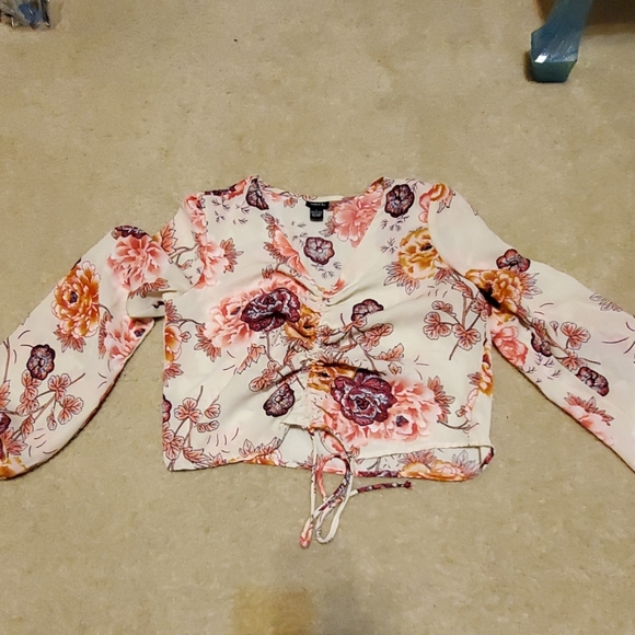 RUE 21 LONG SLEEVE CROP - Picture 1 of 3